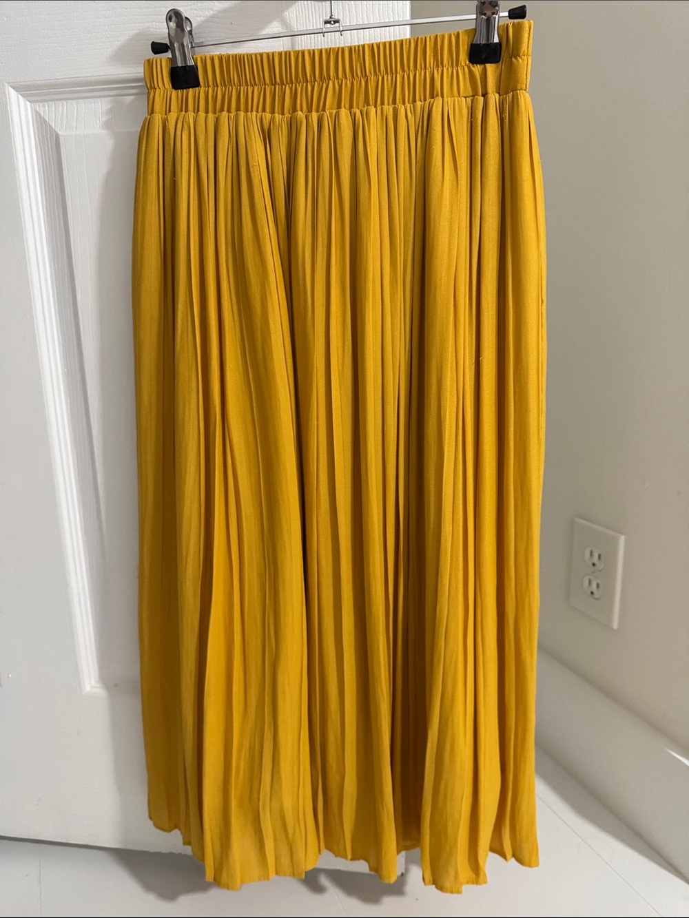 Pleated Yellow Midi Skirt - Picture 5 of 5